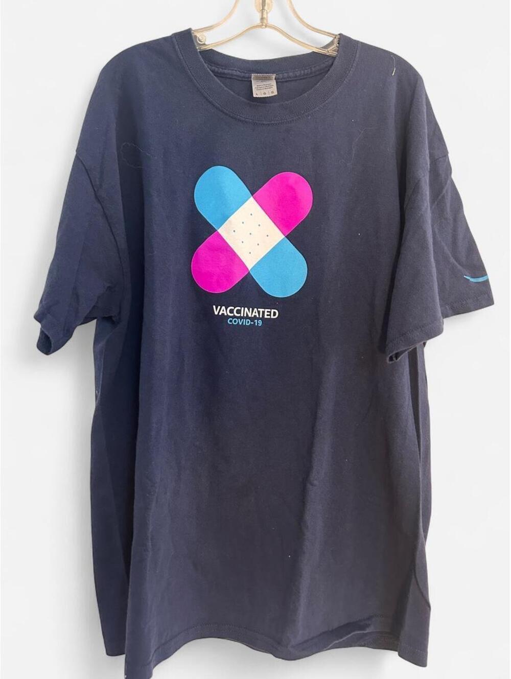 Gildan Women's Navy and Black Tshirt